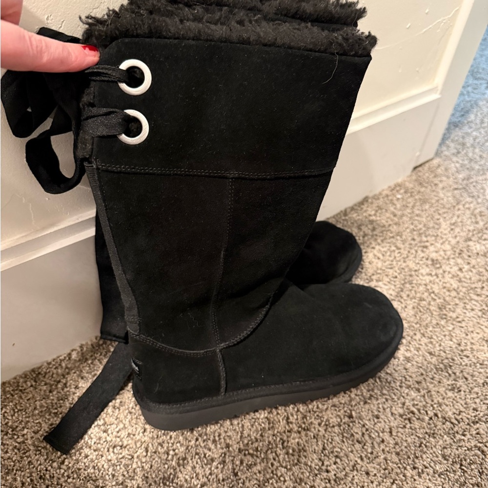 Koolaburra by Ugg size 7 black lace up boots fuzzy | black fuzzy boots